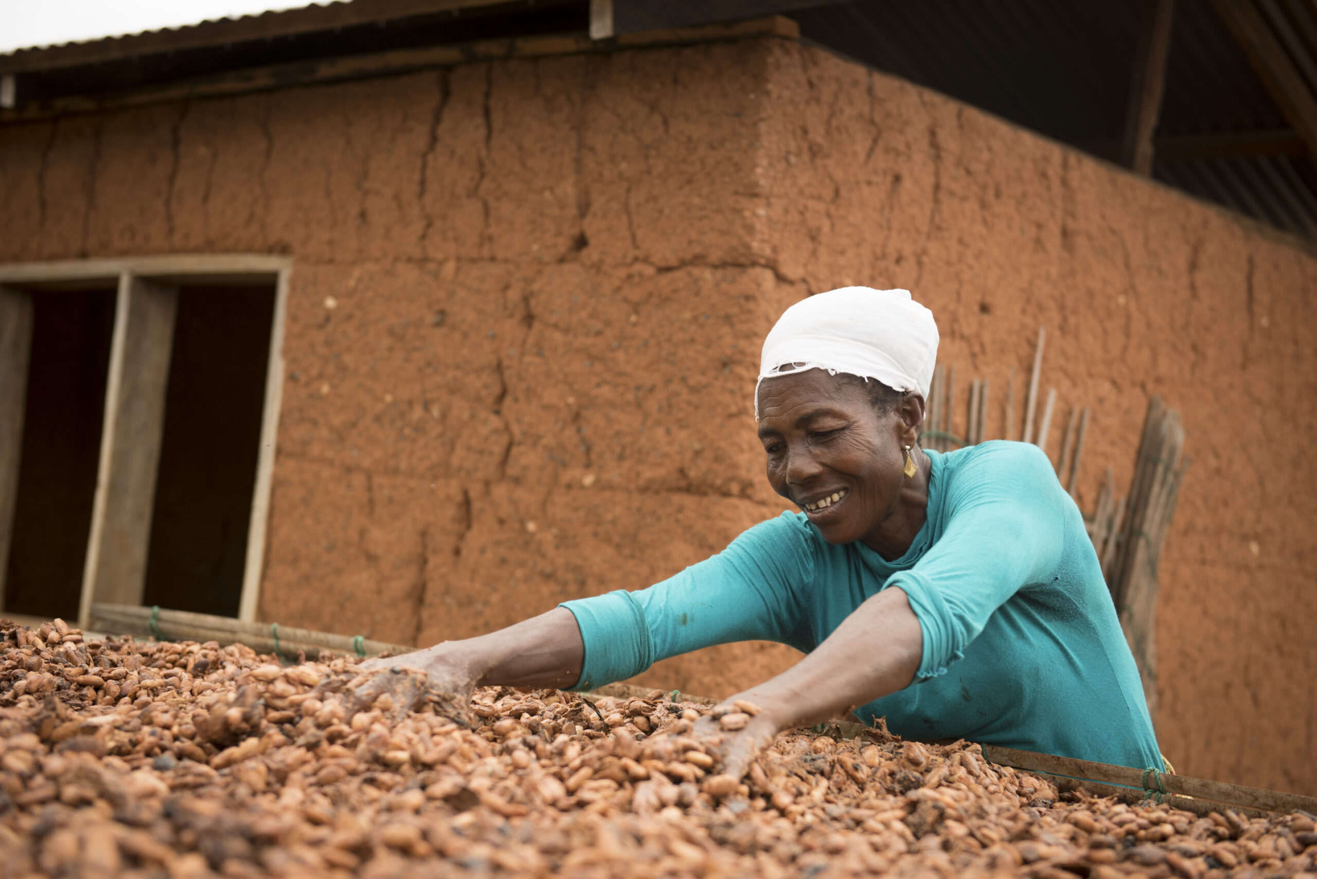 Reilun kaupan viljelijä Beatrice Boakye kuivaa satoa Ghanassa. Kuva: Kate Fishpool / Fairtrade Foundation