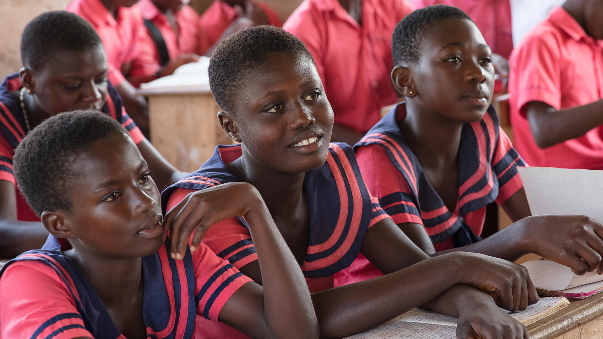 Reilu kauppa ry tekee kehitysyhteistyötä Ghanassa lapsien oikeuksiin liittyen. Kuvassa koululaisia Ghanassa, jossa Reilun kaupan lisää on käytetty koulun rakentamiseen.