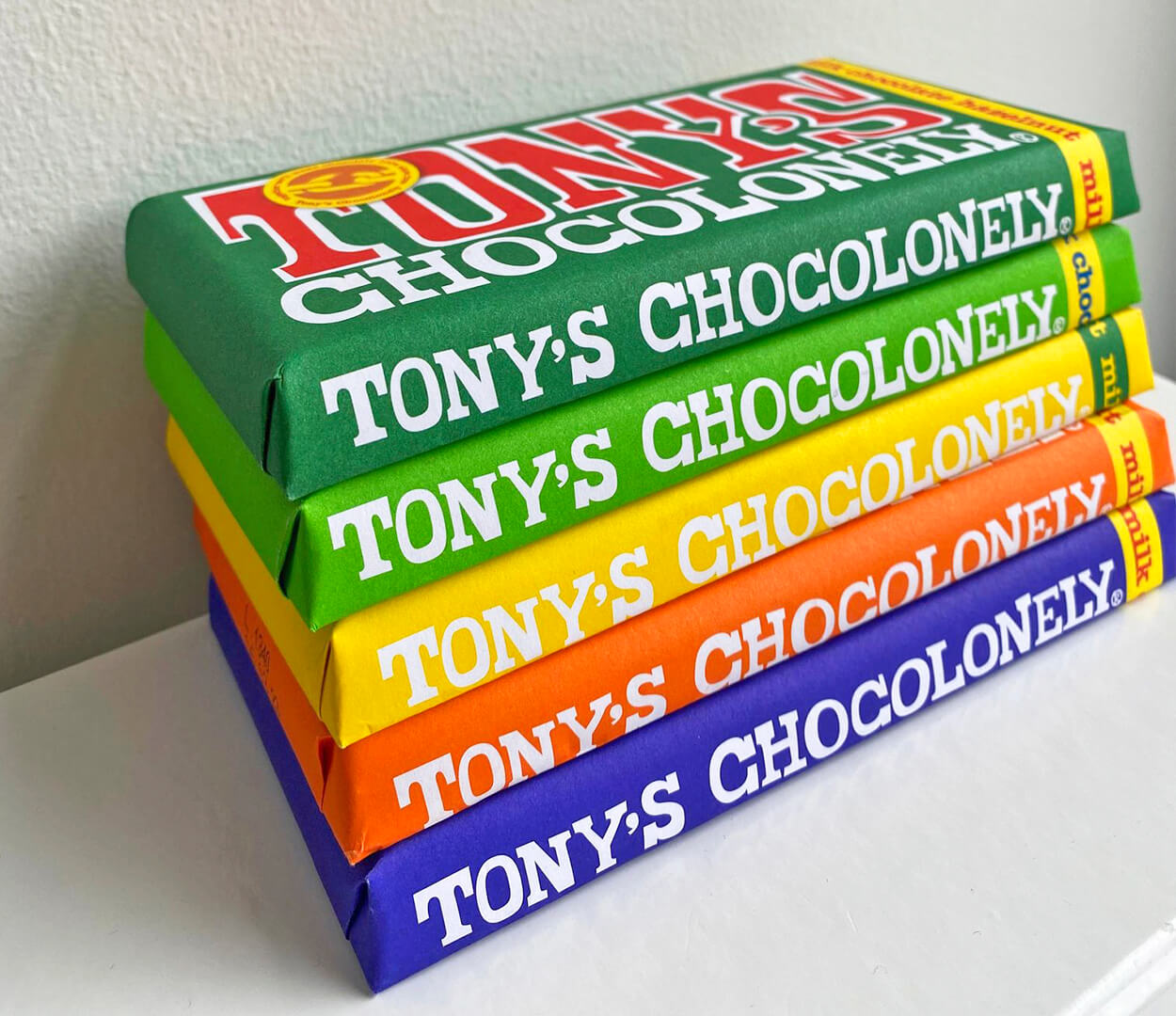 Reilun kaupan kaakaosta valmistettuja Tony's Chocolonely -suklaalevyjä pinossa.