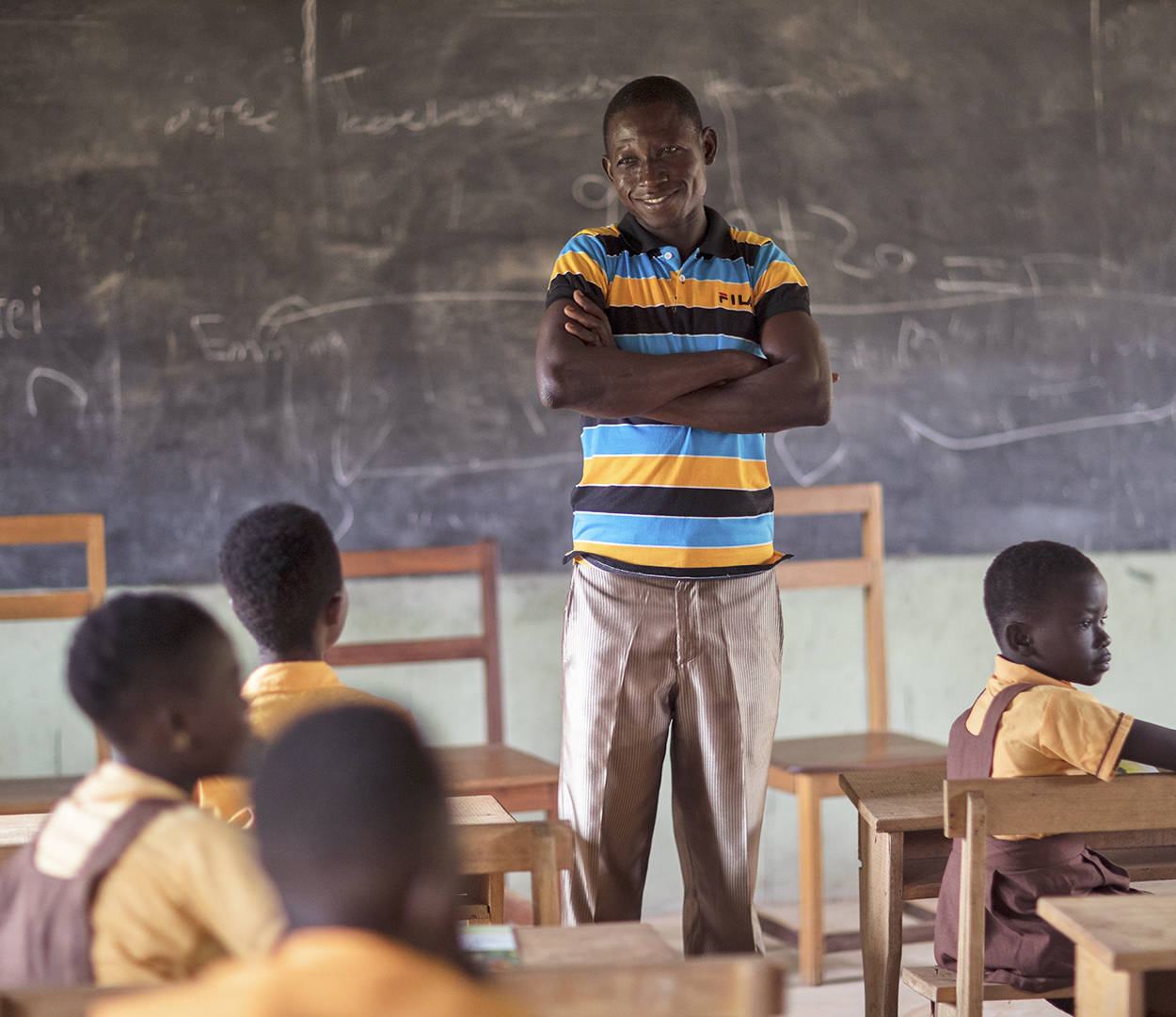 Reilu kauppa kitkee lapsityövoimaa Ghanassa. Kuvassa ghanalaisia koululaisia ja opettaja.