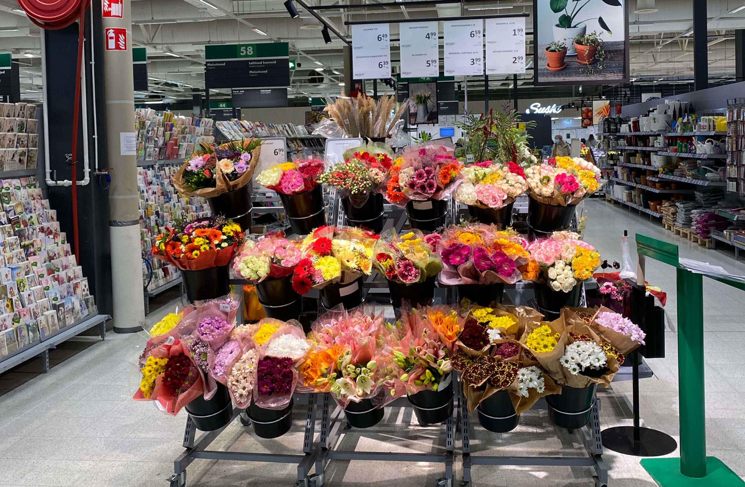 Reilun kaupan kukkia myynnissä Prismassa Virossa