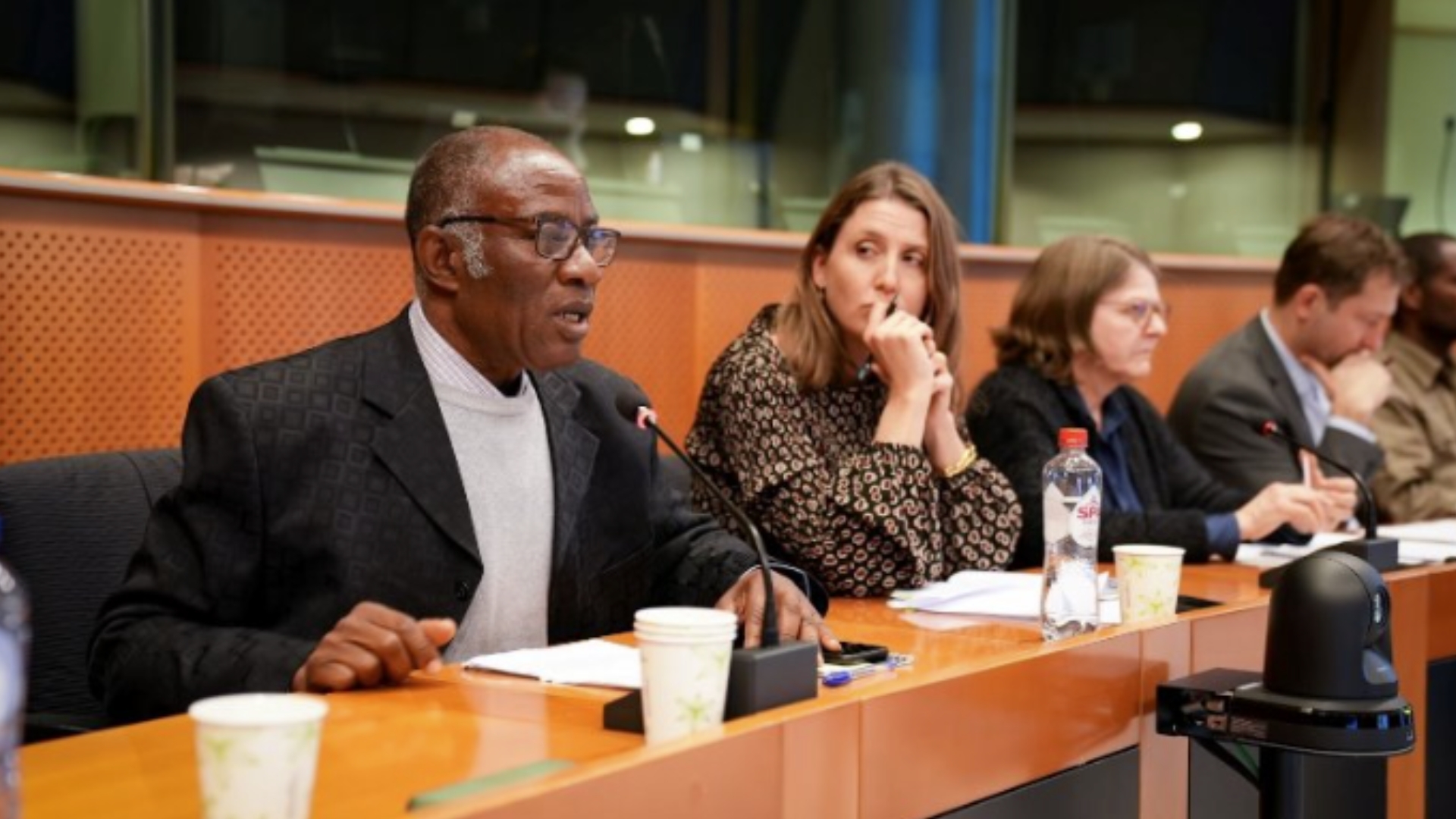 Ghanalainen kaakaonviljelijä Daniel Amponsah kertomassa Euroopan parlamentissa näkemyksistään yritysvastuudirektiivistä ja siitä, miten se vaikuttaa pienviljelijöihin.