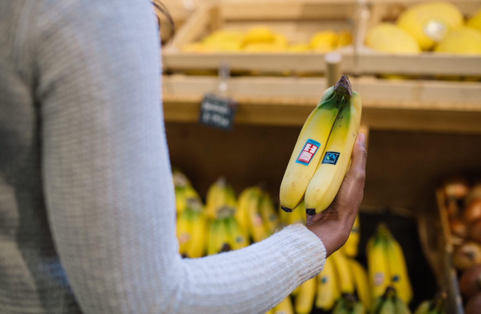 Reilun kaupan banaanit ovat kahvin ohella Suomen tunnetuin Reilun kaupan tuote. Kaupassa asiakas on nostanut Reilun kaupan banaanitertun käteensä.